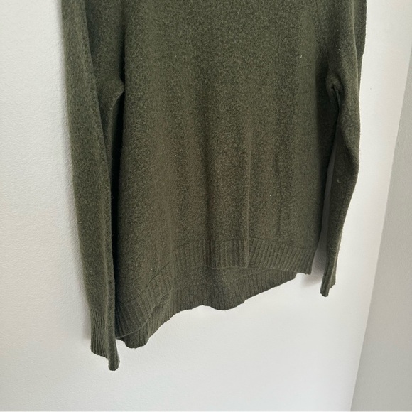 J Crew Turtleneck Sweater Supersoft Yarn Dark Green Color Size Medium Women’s - Picture 6 of 8
